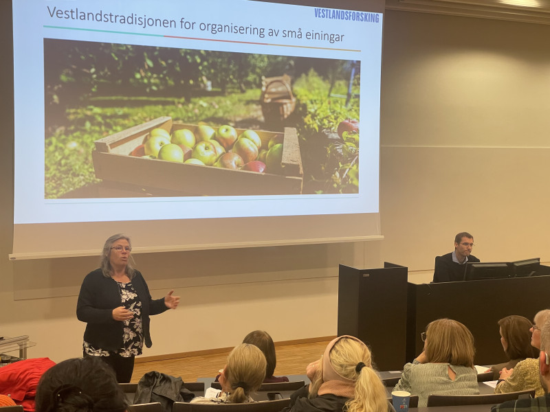 Hilde G. Corneliussen snakkar til ei forsamling om landbruk og teknologi