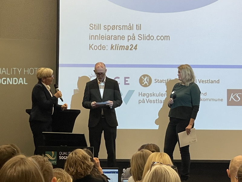 liv signe navarsete og to andre drøftar klimaomstilling på scenen