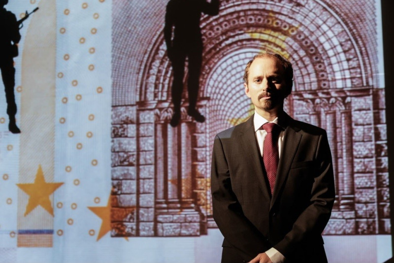 Kunstnar som held performance lecture om økonomi