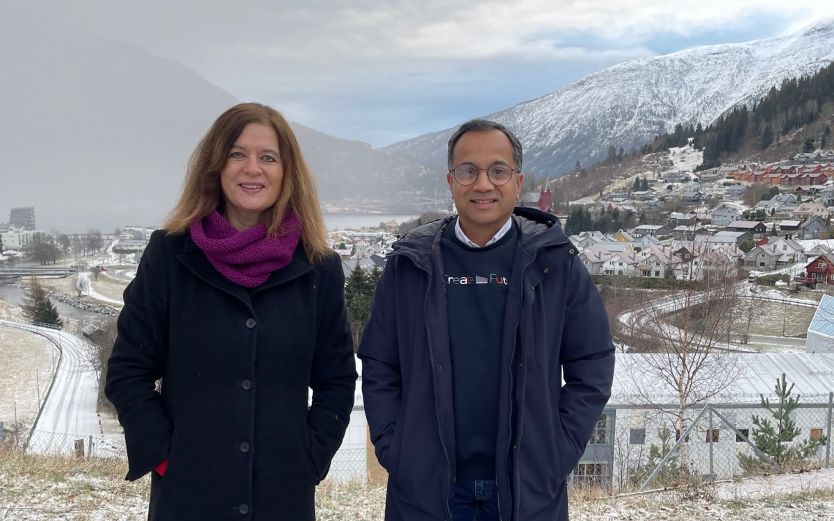 Portrett av Anne Karin Hamre og Rajendra Akerkar utandørs