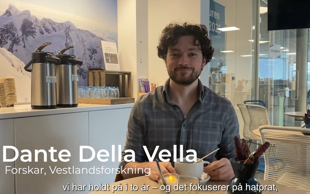 Forskar i rekrutteringsfilm, sit på kaffibar
