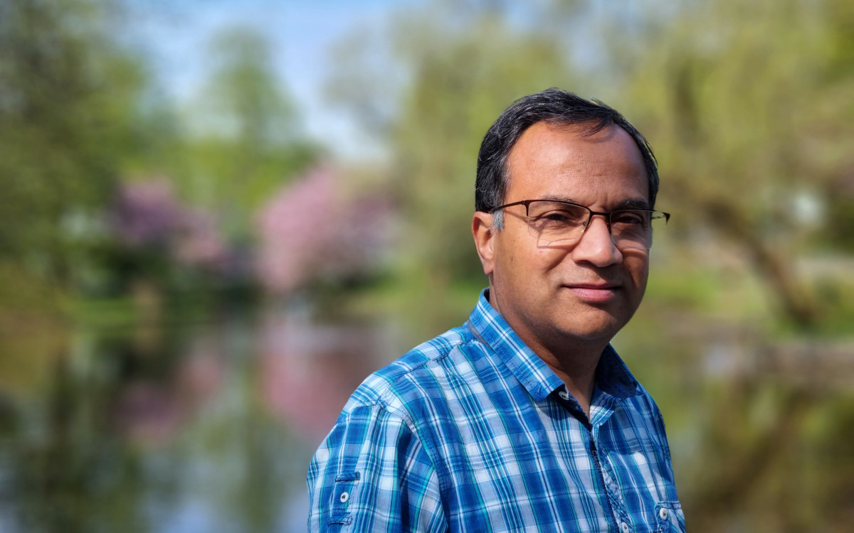 Middelaldrande mann i skjorte med briller står ute, ser i kamera