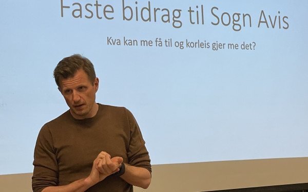 Klypping av snor i kontorlandskap, fire festkledde menneske står saman