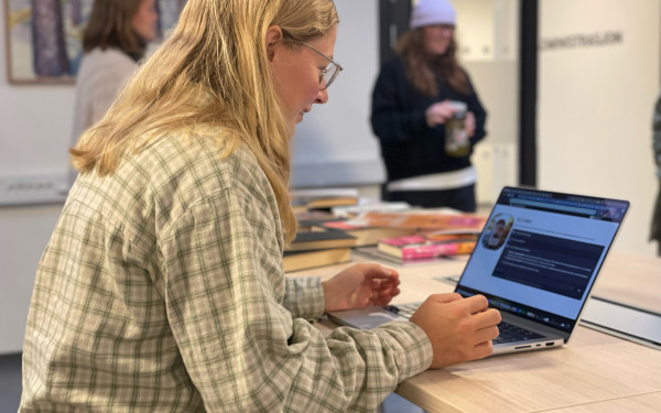 student med pratemotor