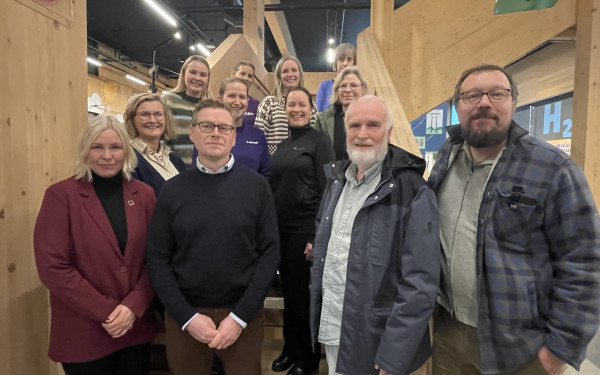 Oppstartmøte i Teknojenter - alle står i trappa