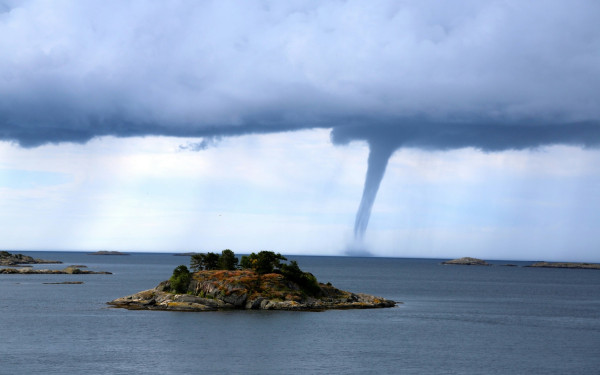 Mørke skyer over holme, Espen Bierud, Unsplash