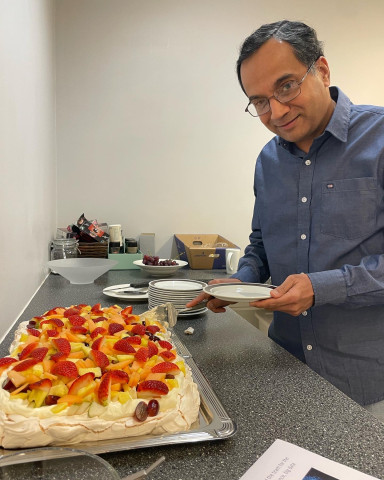 Rajendra med kake