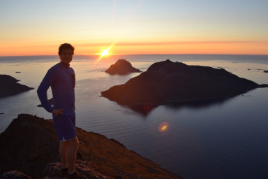 Skamtind i midnattsol