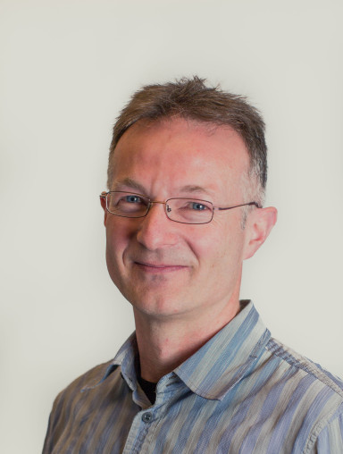 Portrett av nord-europeisk mann med skjorte, briller og kort hår