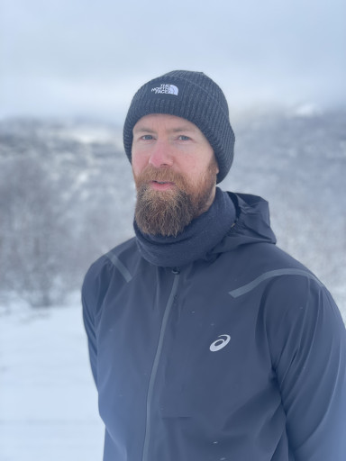 Portrett av planleggar Einar Thaule Øyehaug i Høyanger kommune i skiløype