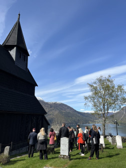 delegasjon frå NordRegio foran Urnes stavkyrkje