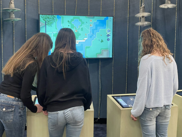 Tre jenter spelar energispel