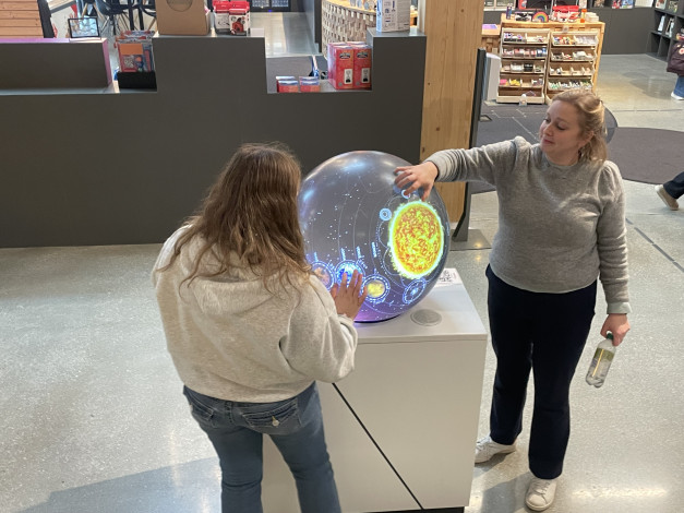 Jenter tek på klode