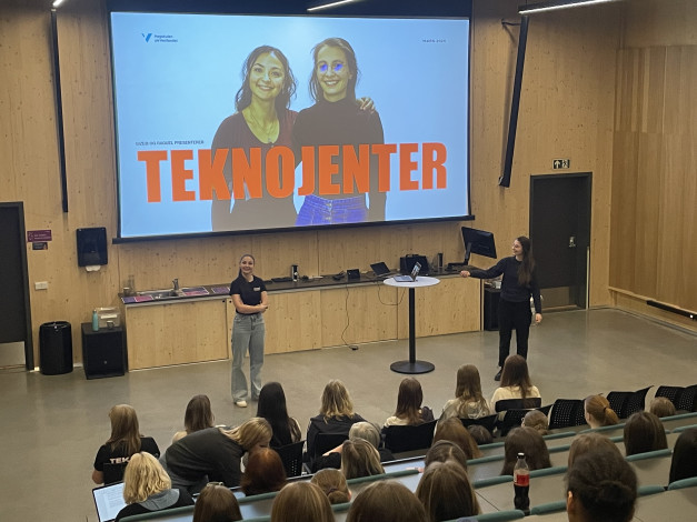 To rollemodellar presenterer utdanninga si i sal