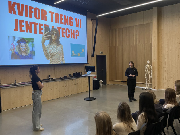 To unge teknologar fortel om bakgrunnen sin for å inspirere jenter