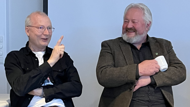 To eldre forskarar som ler