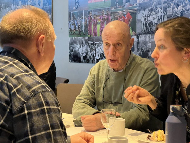 Tre personar snakkar ivrig